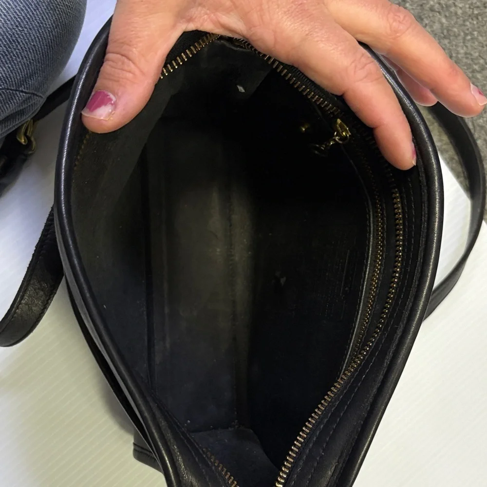 Metropolis Coach Black Leather Crossbody Bag P9087